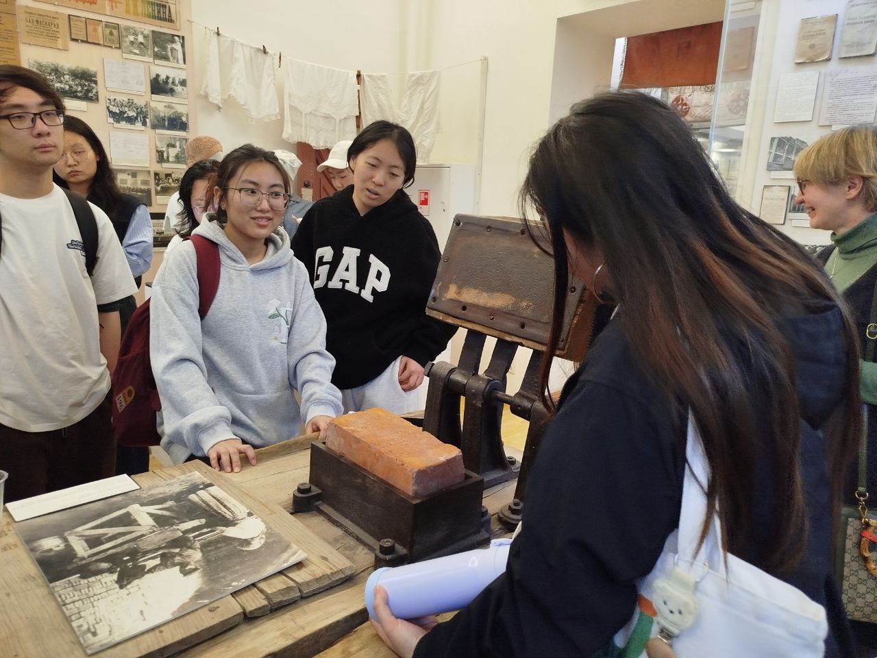 Студентам из Китая рассказали об основании Саратова